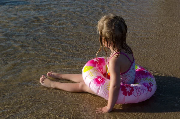 Dítě na pláži s vnitřní trubice — Stock fotografie