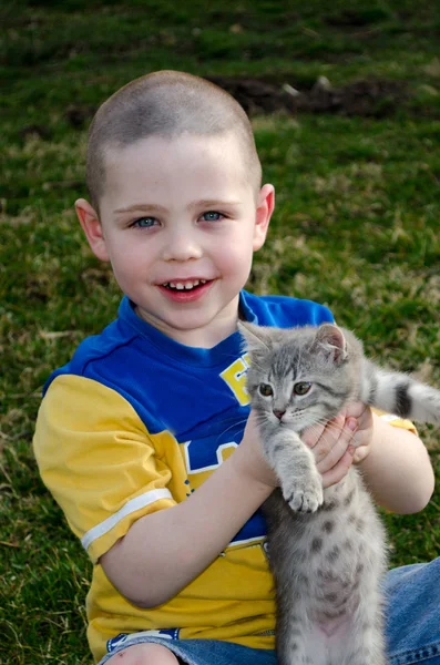 Niño sosteniendo gatito —  Fotos de Stock