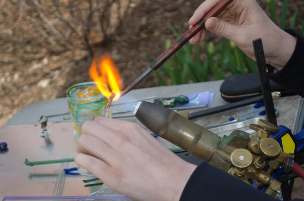 Künstler arbeitet mit Feuer und Glas — Stockfoto