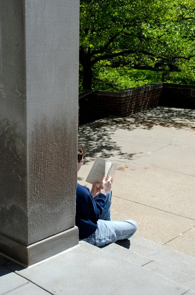 Estudiante con libro al aire libre — Foto de Stock