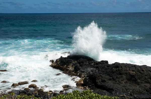 波と黒溶岩石 — ストック写真