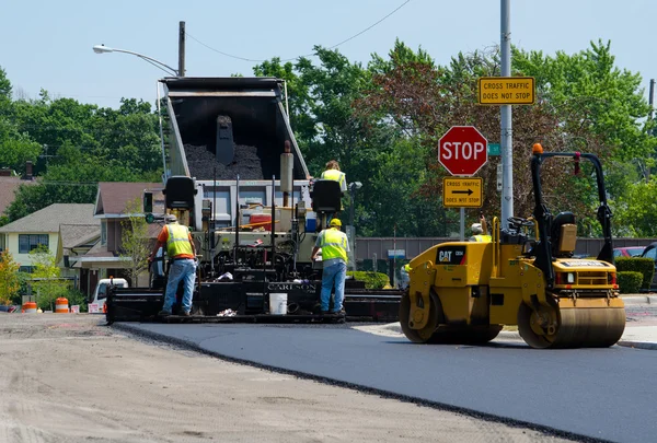 Reparatur einer Straße mit heißem Asphalt — Stockfoto