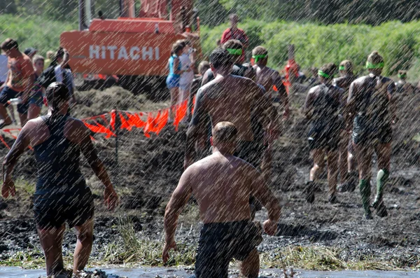 Correndo em uma corrida molhada e lamacenta — Fotografia de Stock