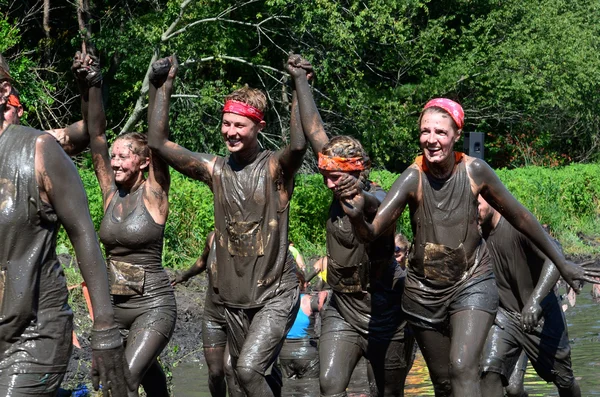 Gelukkig meisjes in de modder — Stockfoto