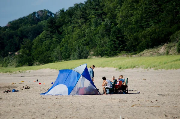 Camping in a tent at the dunes — Stock Photo, Image