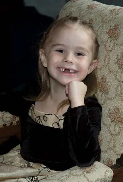 Маленька дівчинка з відсутніми передніми зубами — стокове фото
