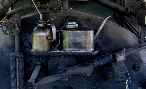 Latas de aceite y motor de tren —  Fotos de Stock