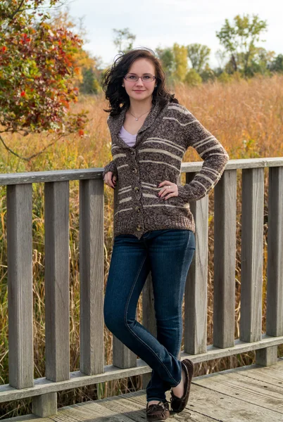 Souriant adolescent avec pull et jeans — Photo