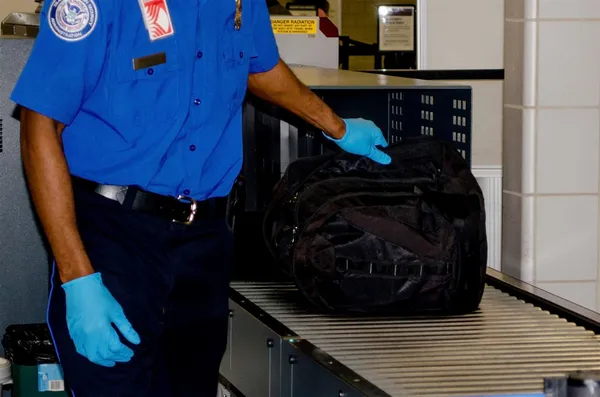 TSA χειρισμό μια τσάντα Εικόνα Αρχείου