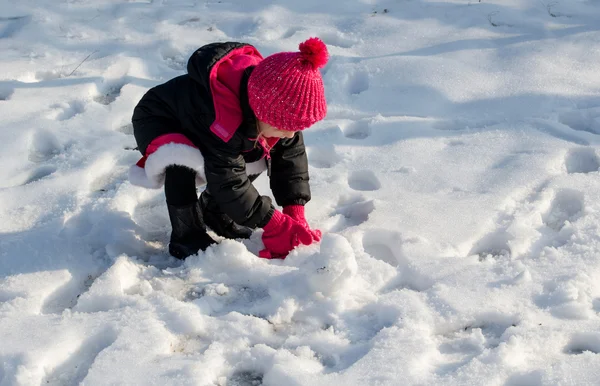 Kind spielt im Schnee — Stockfoto