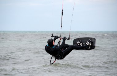 kiteboarder uçar
