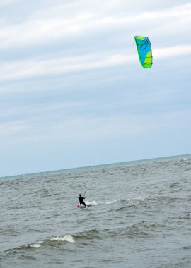hareket ettirildiğinde görünümü uçurtma sörfçü ve uçurtma