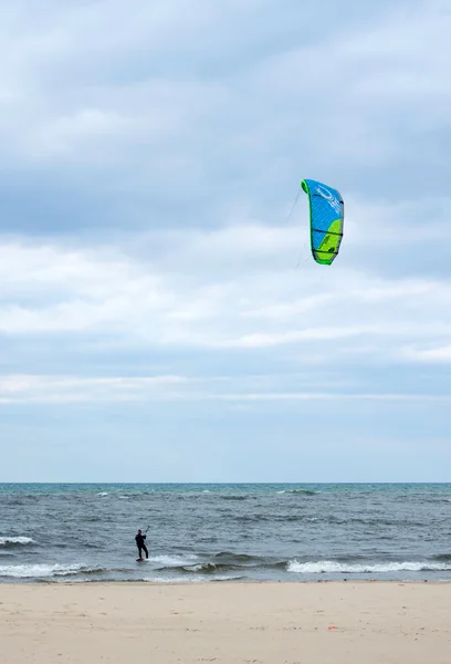 Kiteboarder decollare — Foto Stock