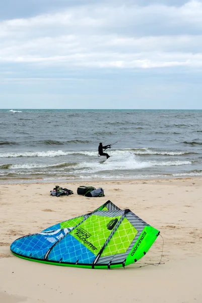 Kiteboarder and kite gear — Stock Photo, Image