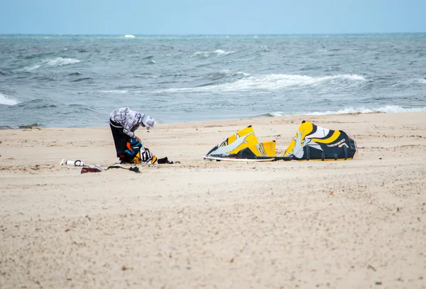 Kiteboarder bereitet Ausrüstung vor — Stockfoto