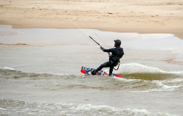 Kiteboarder breaking water — Stock Photo, Image