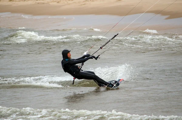 Kiteboarder coming in — Stock Photo, Image