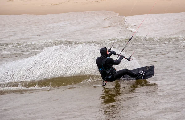 Kiteboarder rasgando a água — Fotografia de Stock