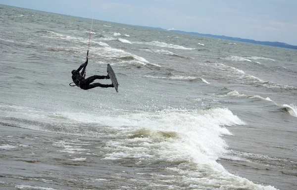 Acqua fredda giocare kite boarder — Foto Stock