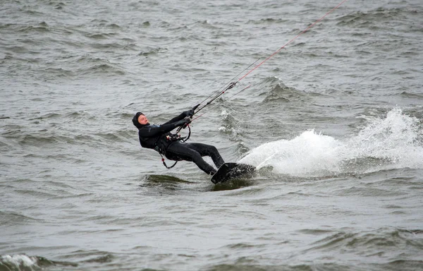 Kitesurfer hält sich fest — Stockfoto