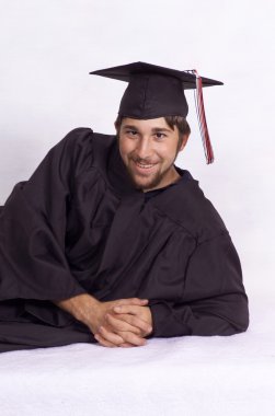 siyah kap ve elbise, genç adam