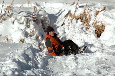 Çocuk bir kar tepe dibinde