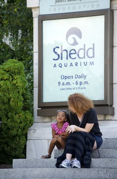 Femme et enfant attendent devant l'aquarium de shedd — Photo