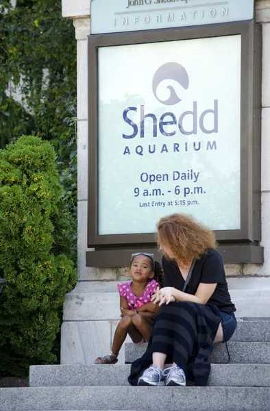 Mujer y niño esperando fuera del acuario shedd — Foto de Stock