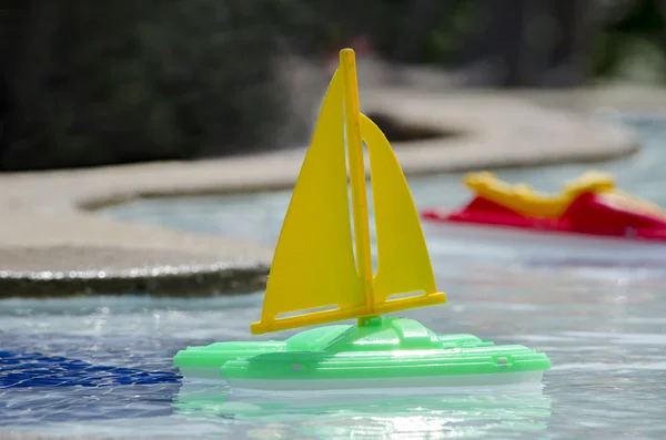Speelgoed boten in een pool — Stockfoto