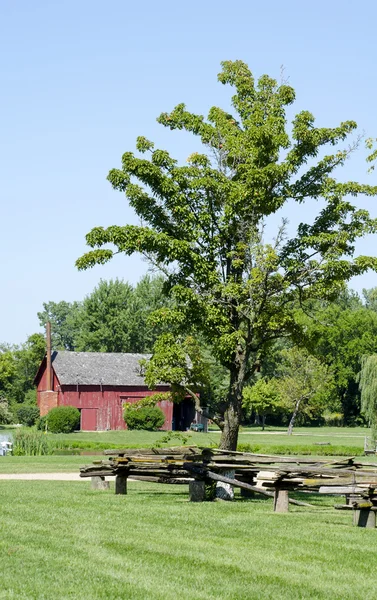 Split raylı çit ile kırsal kırmızı ambar — Stok fotoğraf