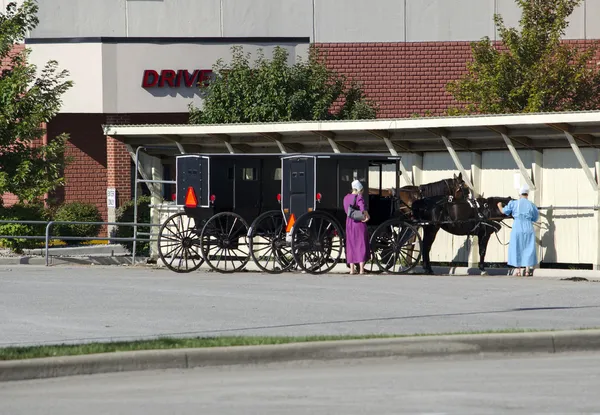 Amish horse and buggy and women, old and new — Stock Photo, Image