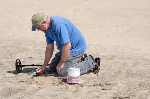 Desenterrar tesouros na praia — Fotografia de Stock