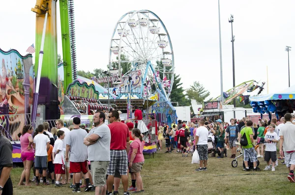 Carnival fun on the midway — Stock Photo, Image