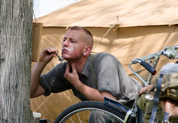 Soldier shaving — Stock Photo, Image