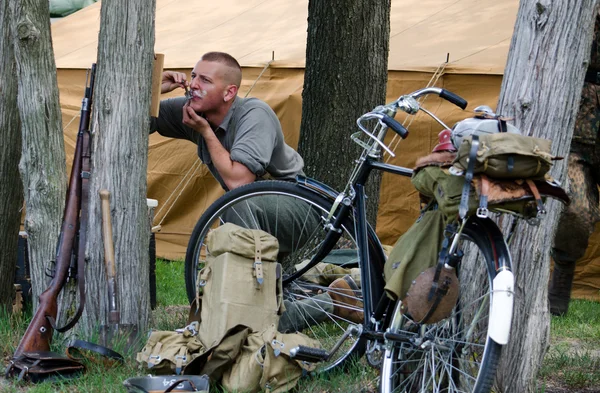 Soldier shaving — Stock Photo, Image