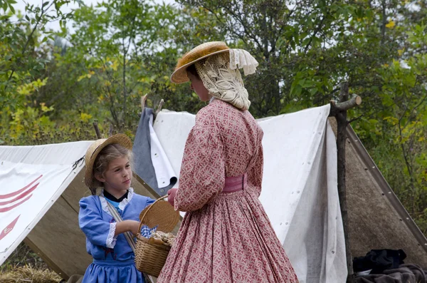 Mother and daughter dressed in 1800 period clothes — Stock Photo, Image