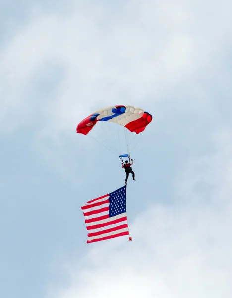 Bandera patriótica y paracaídas — Foto de Stock