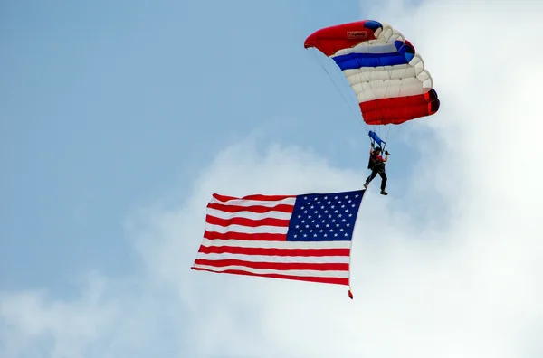 Patriotiska person hoppar ut ur ett flygplan — Stockfoto