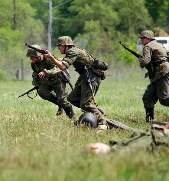 Soldiers race into battle — Stock Photo, Image