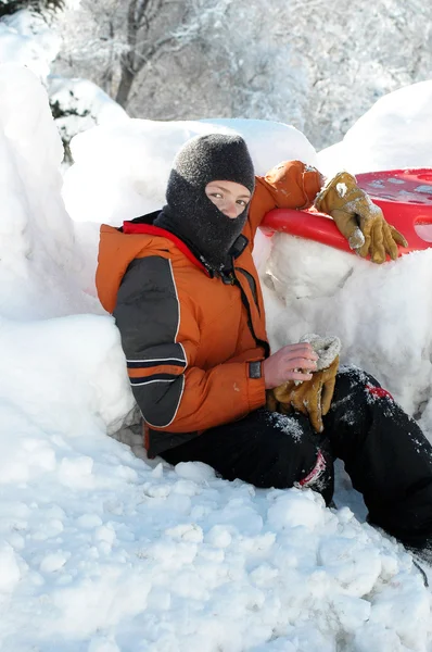 Junge bereit zum Rodeln — Stockfoto