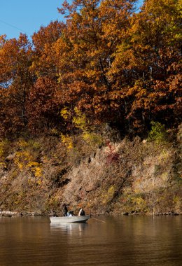nehirde balık tutmayı düşmek