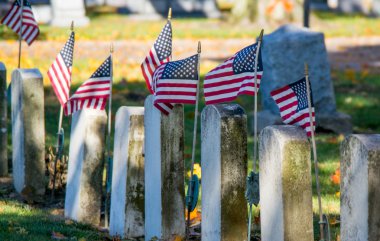 bayrakları ile eski mezar taşları