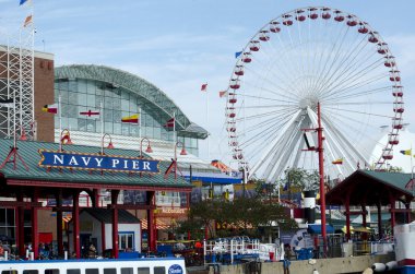 navy pier at eğlenceli chicago ABD