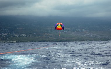 Hawaii üzerinde parasailing