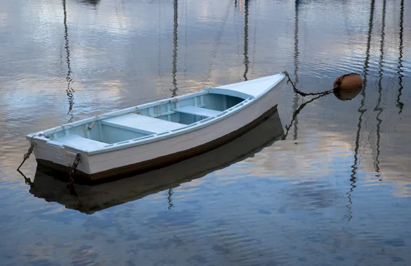 Голубая лодка — стоковое фото