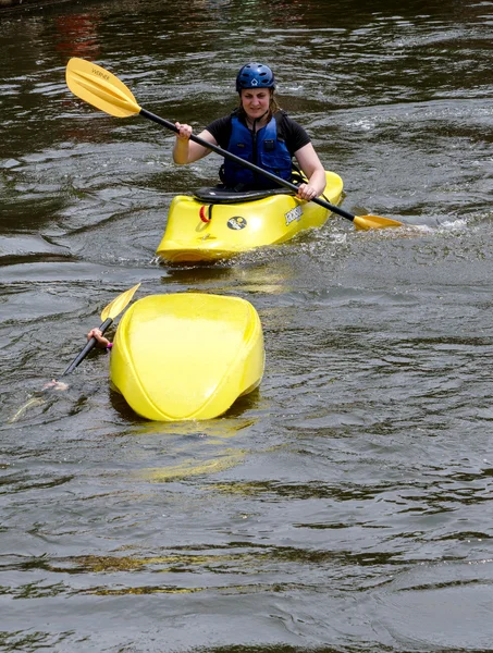 Aiutare un kayaker capovolto — Foto Stock