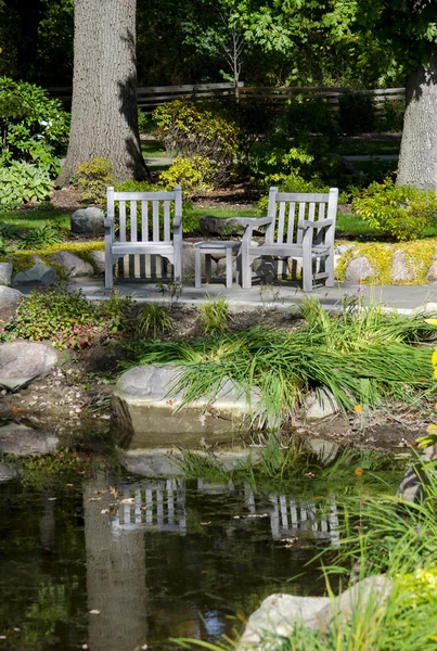 Wood chairs on the pond — Stock Photo, Image