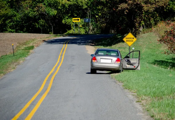 Carro abandonado na berma da estrada — Fotografia de Stock