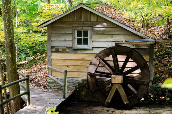 Malý mlýn a vodní kolo v lese — Stock fotografie