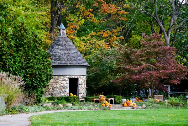 Bâtiment rond en pierre dans un parc d'automne — Photo